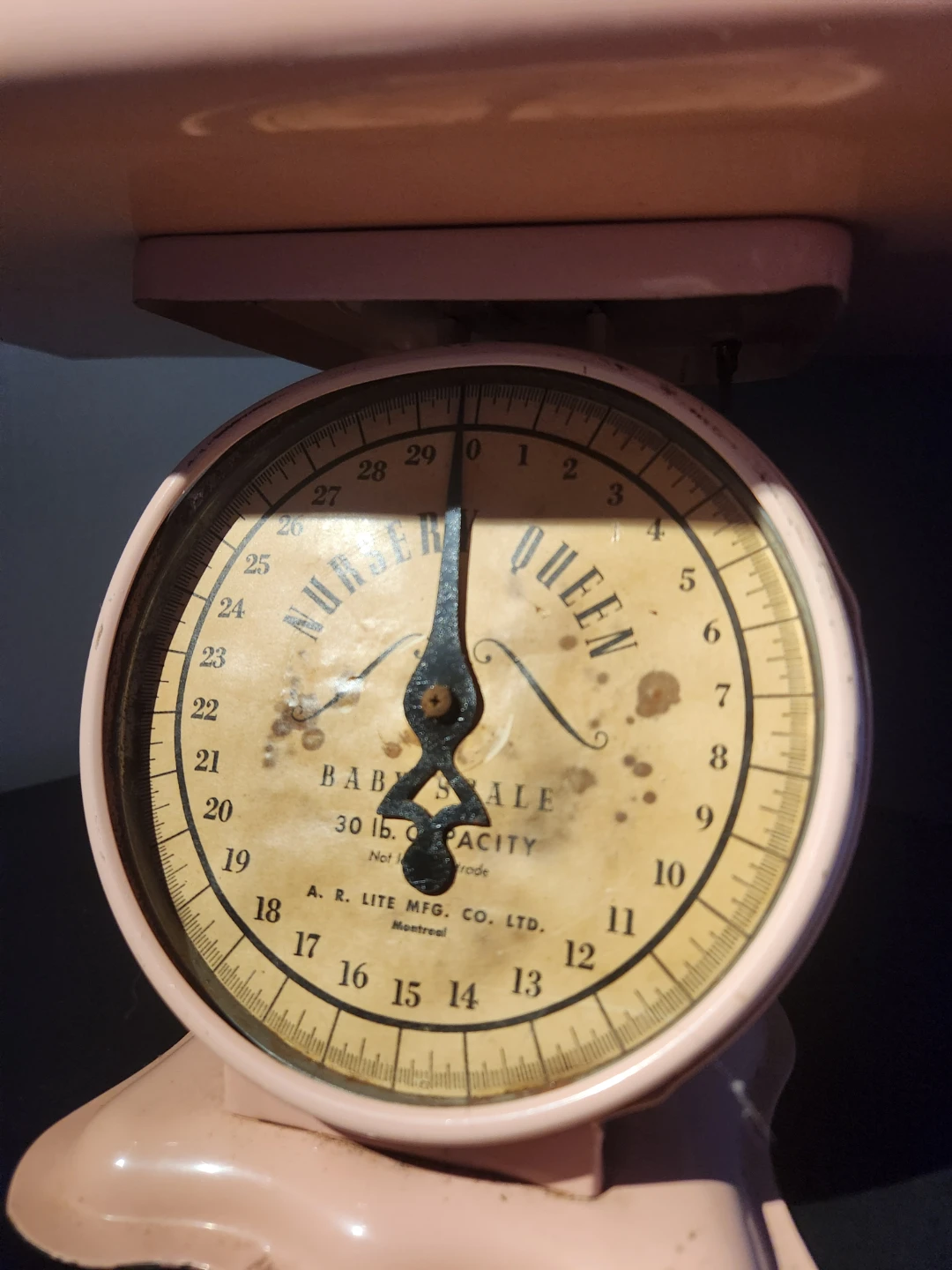 Mid Century Nursery Queen Baby Scale | Powder pink Metal   | 🏈 - photo 2