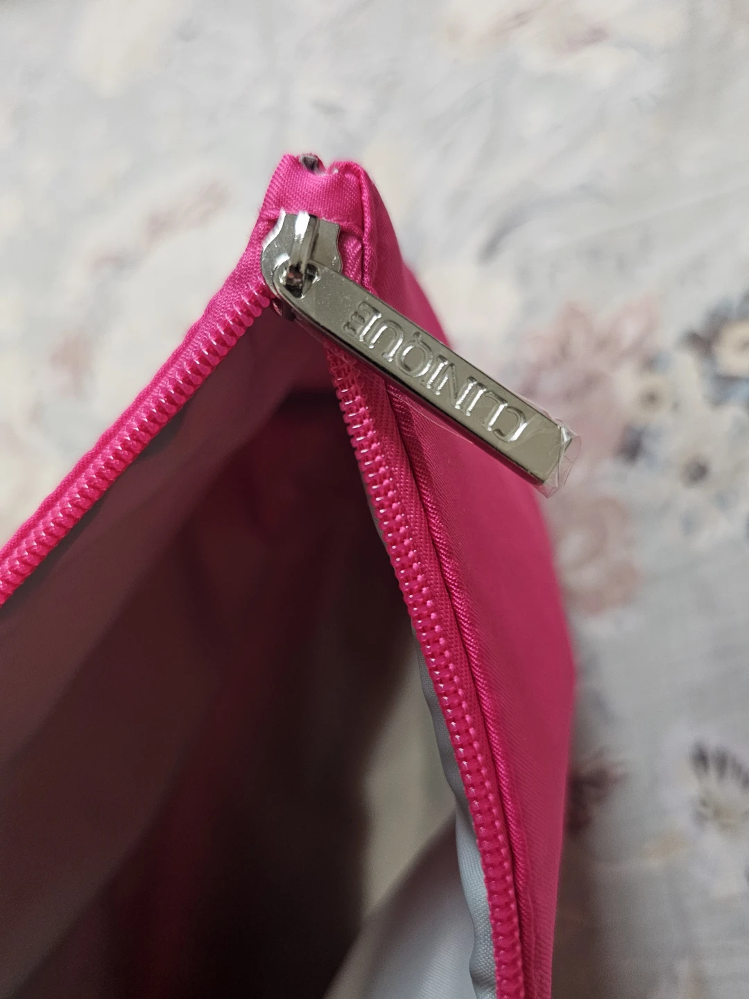 Clinique Hot Pink Makeup Pouch - photo 3