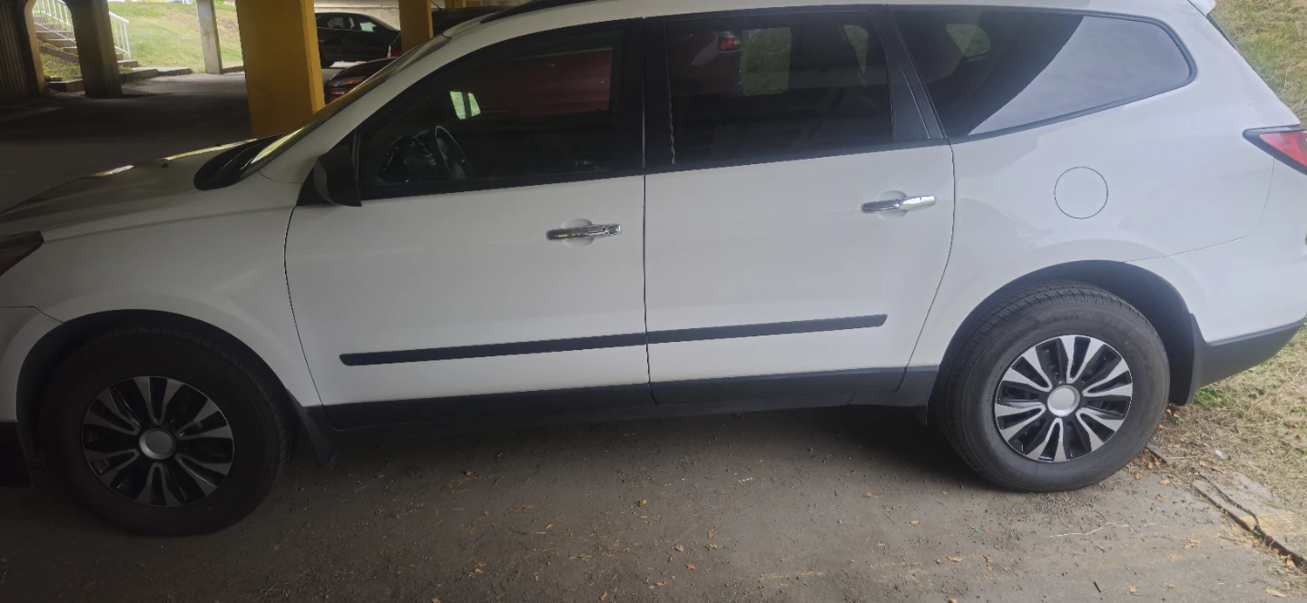 White Chevrolet Traverse SUV - photo 2
