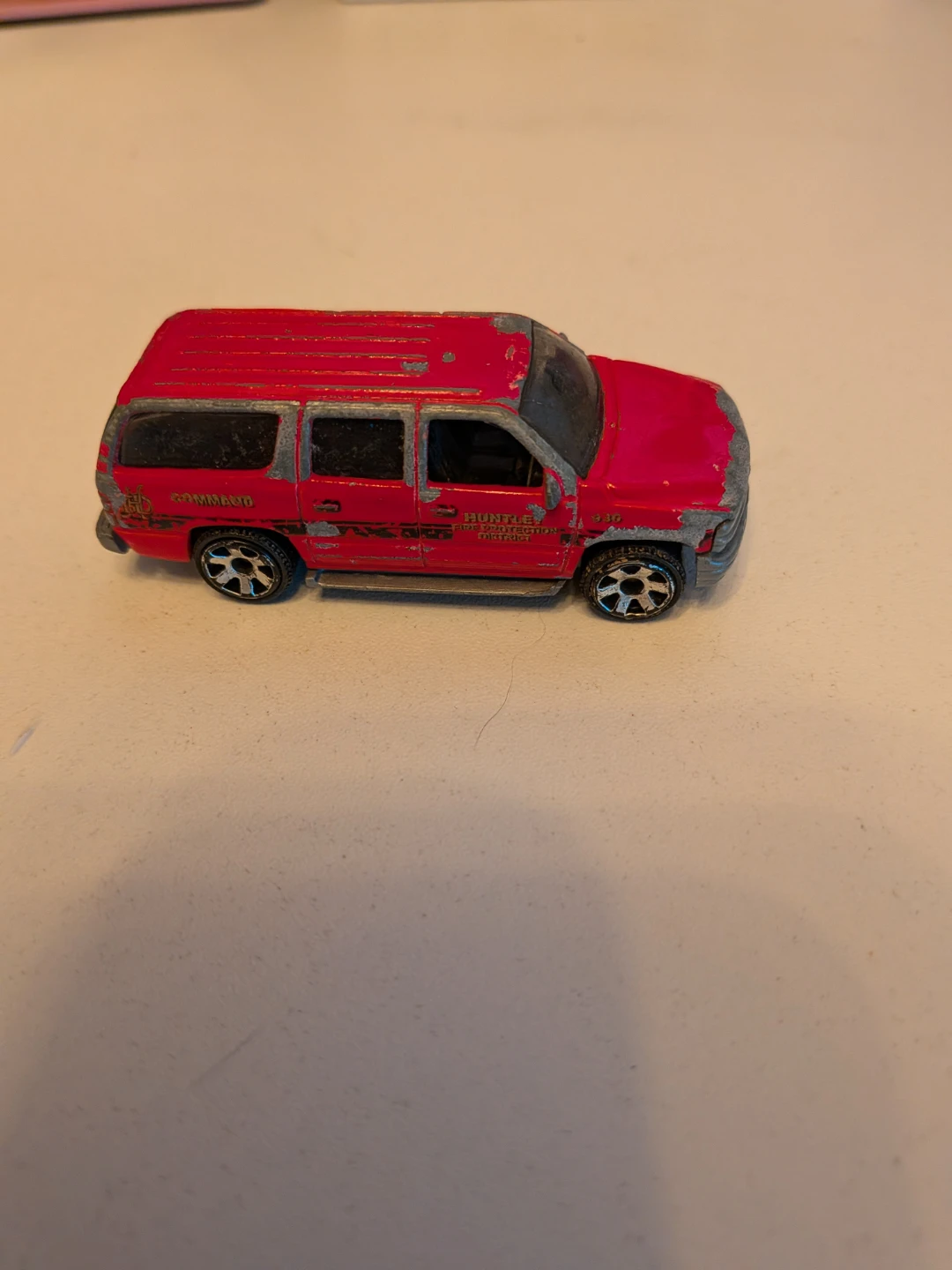Matchbox 2000 Chevrolet Suburban Toy Car - photo 2