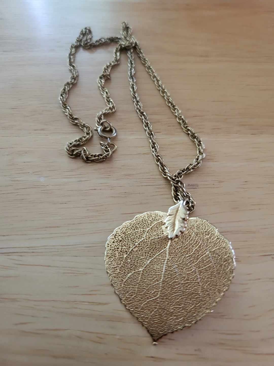 Gold-tone leaf pendant necklace