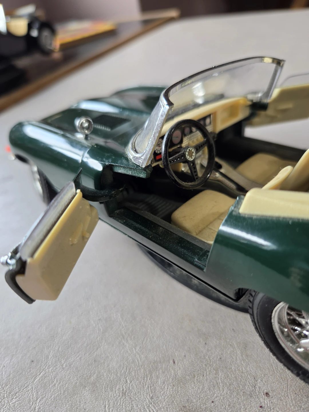 1961 Jaguar E-Type Convertible Diecast Model - photo 5