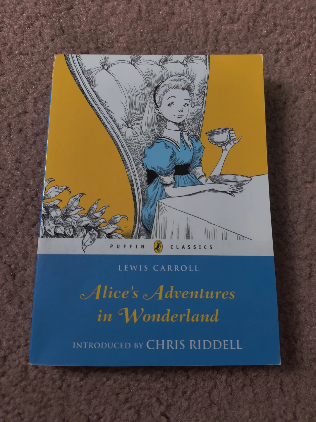 Alice's Adventures in Wonderland - Puffin Classics🏈