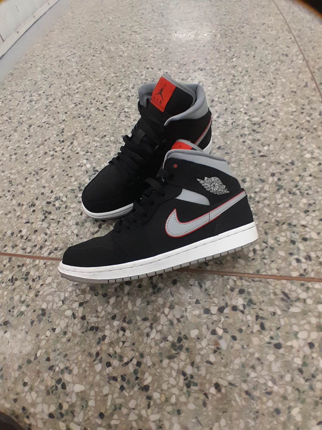 Air Jordan Mid Sneakers Men's Size 8 - photo 3