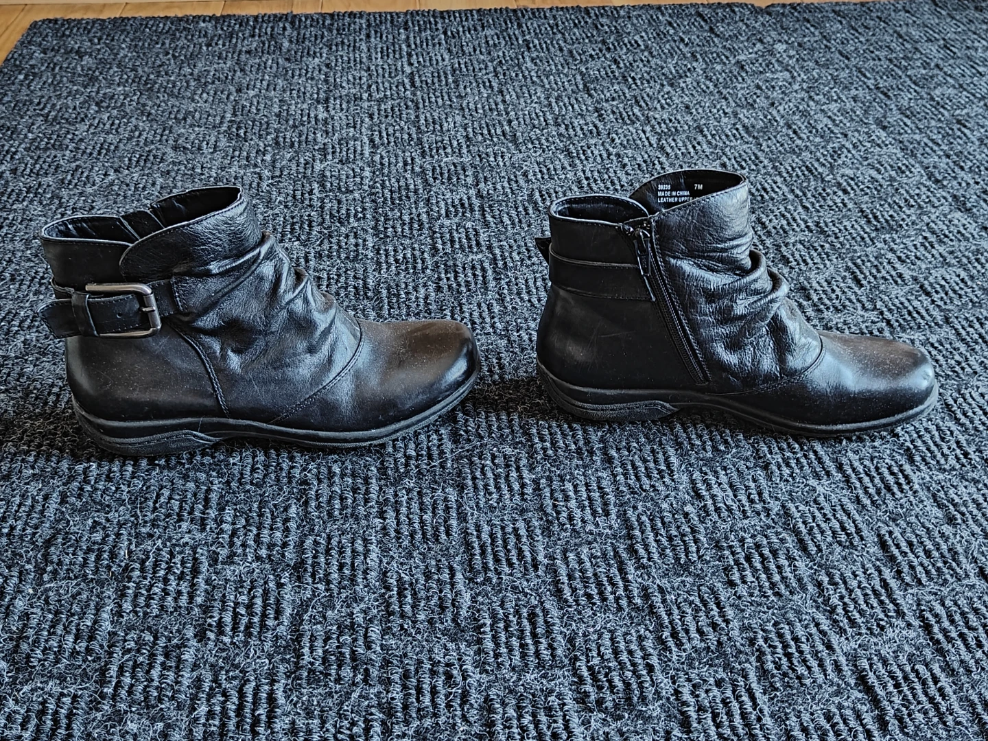 Women Clarks Black Leather Ankle Boots | Size 7M | Ruched Zipper - photo 3
