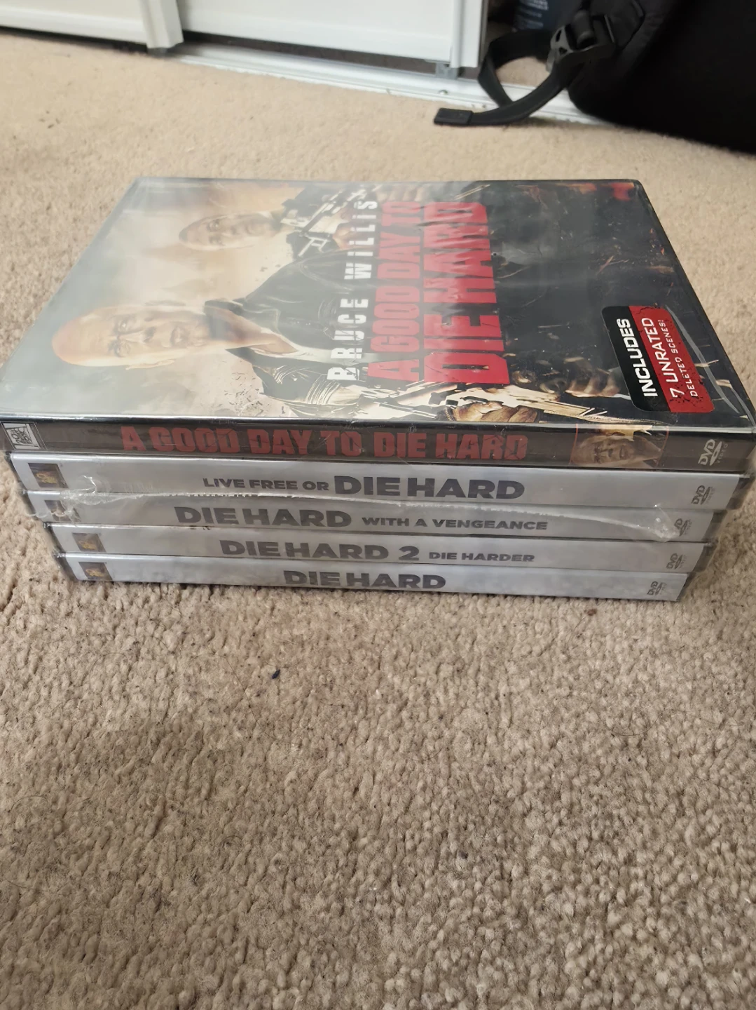 Die Hard 5-Movie DVD Collection with Case Logic Storage Binder - photo 2