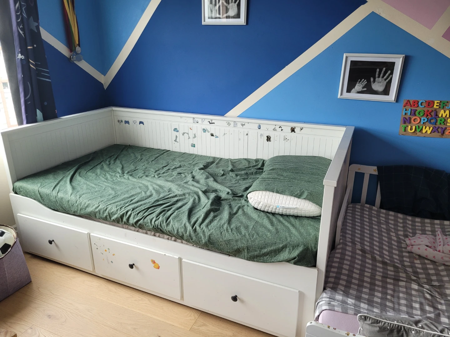 White IKEA Hemnes expandable queen sizewith 3 Drawers