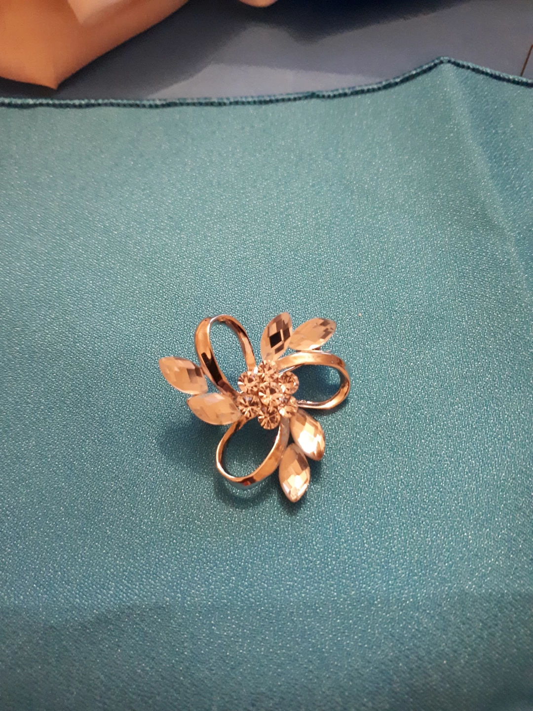 Silver tone flower brooch