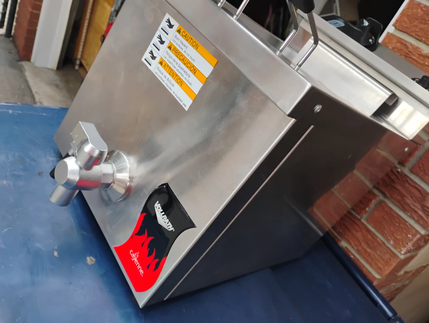 Vollrath 208- to 240-volt 15lb Cayenne Countertop Deep Fryer - photo 2