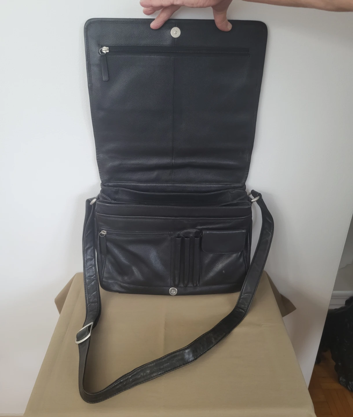 Black genuine leather messenger bag - photo 3