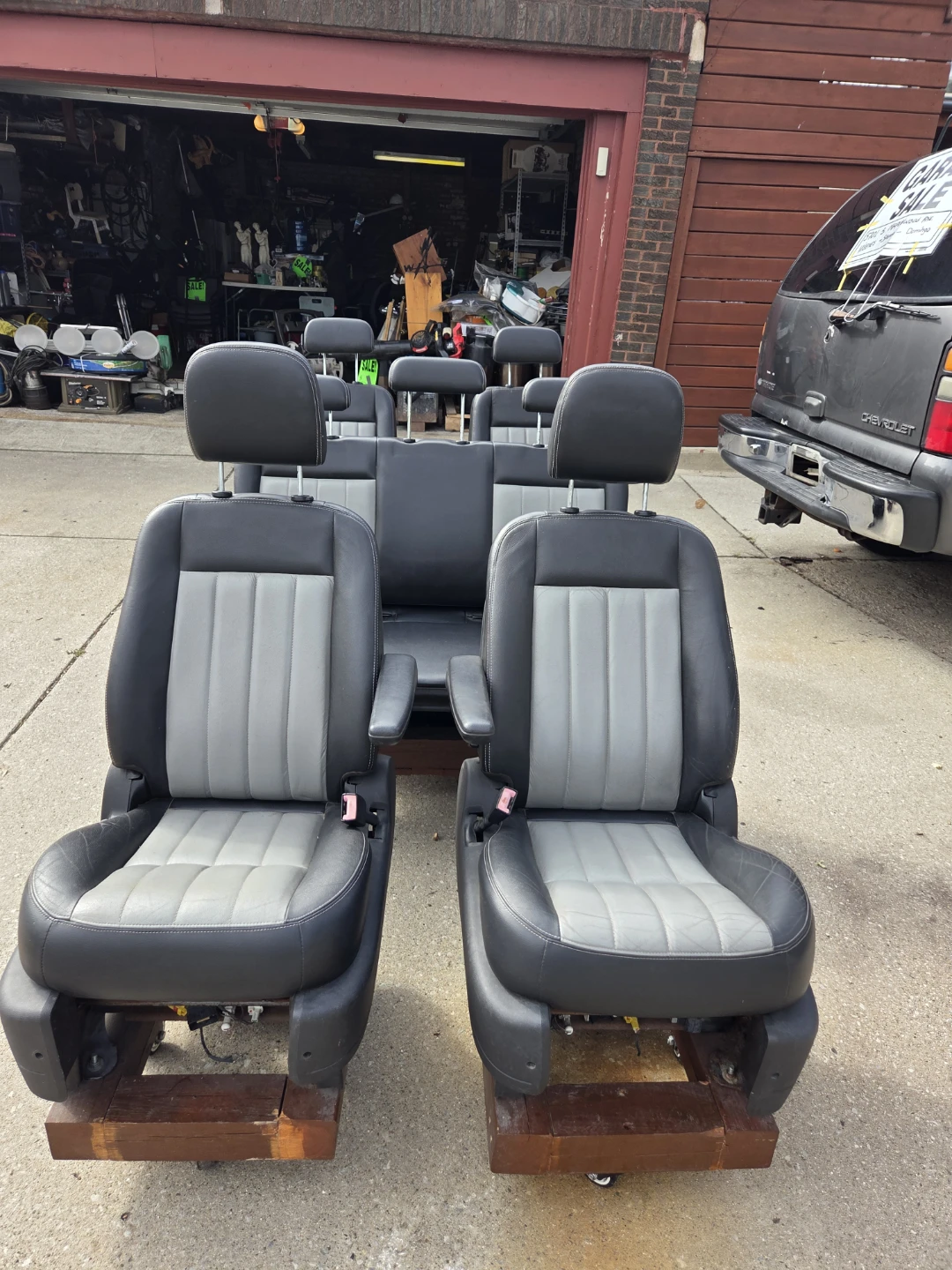 Set of Chrysler Town & Country Van Seats - photo 2