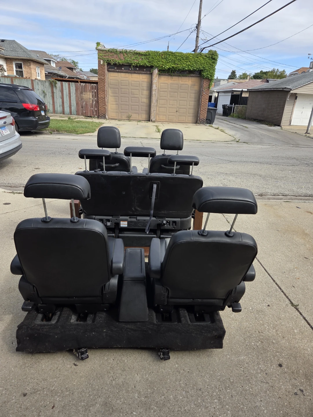 Set of Chrysler Town & Country Van Seats - photo 3