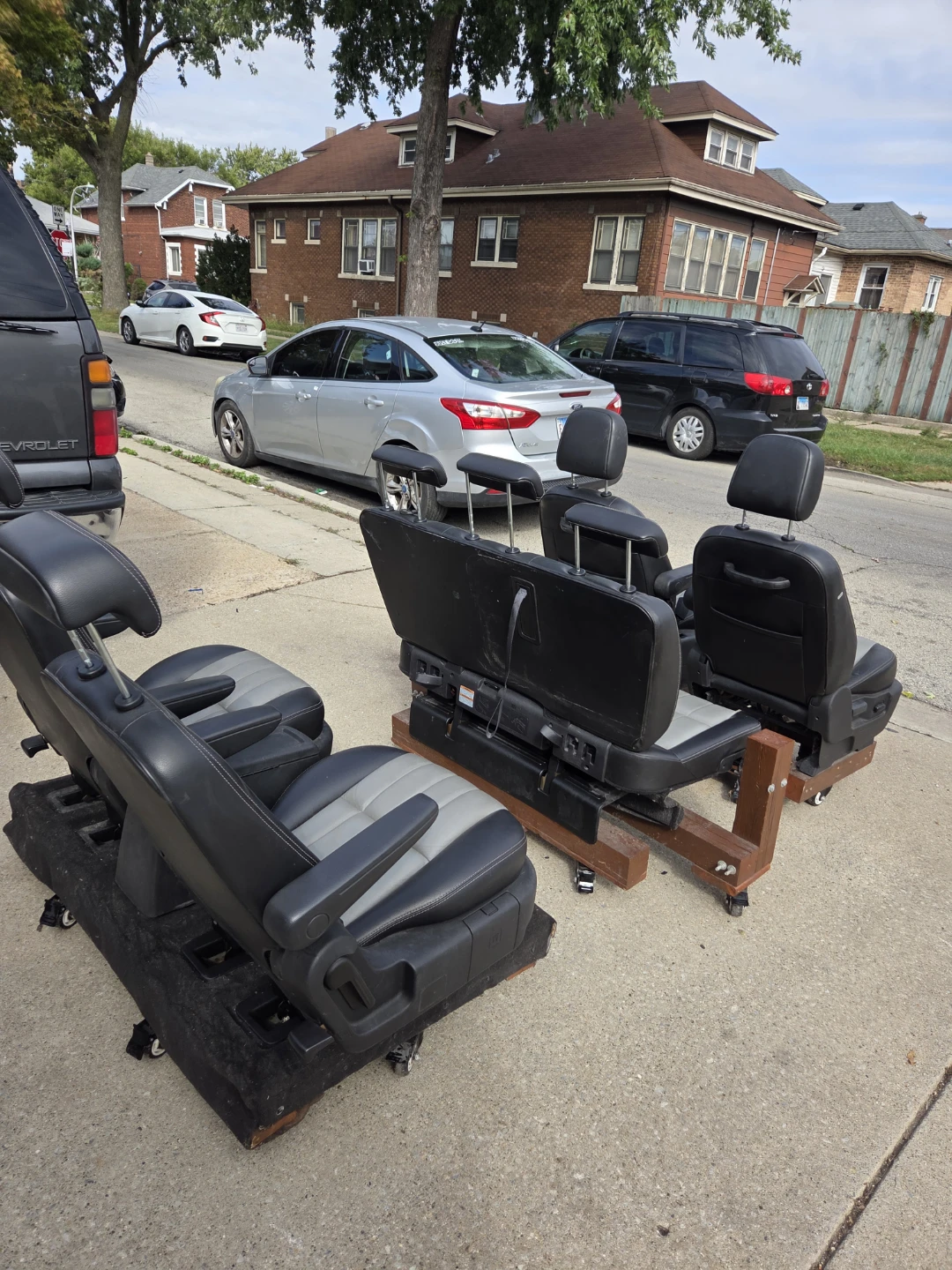 Set of Chrysler Town & Country Van Seats - photo 4