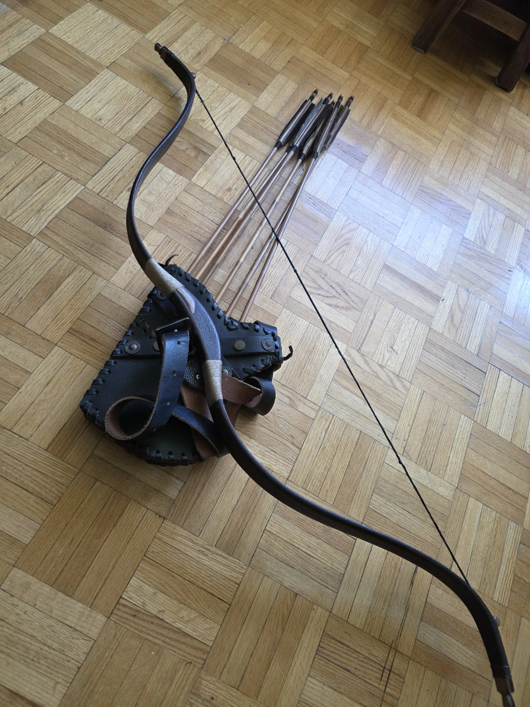 Vintage Recurve Bow with Leather Quiver and Arrows - photo 4