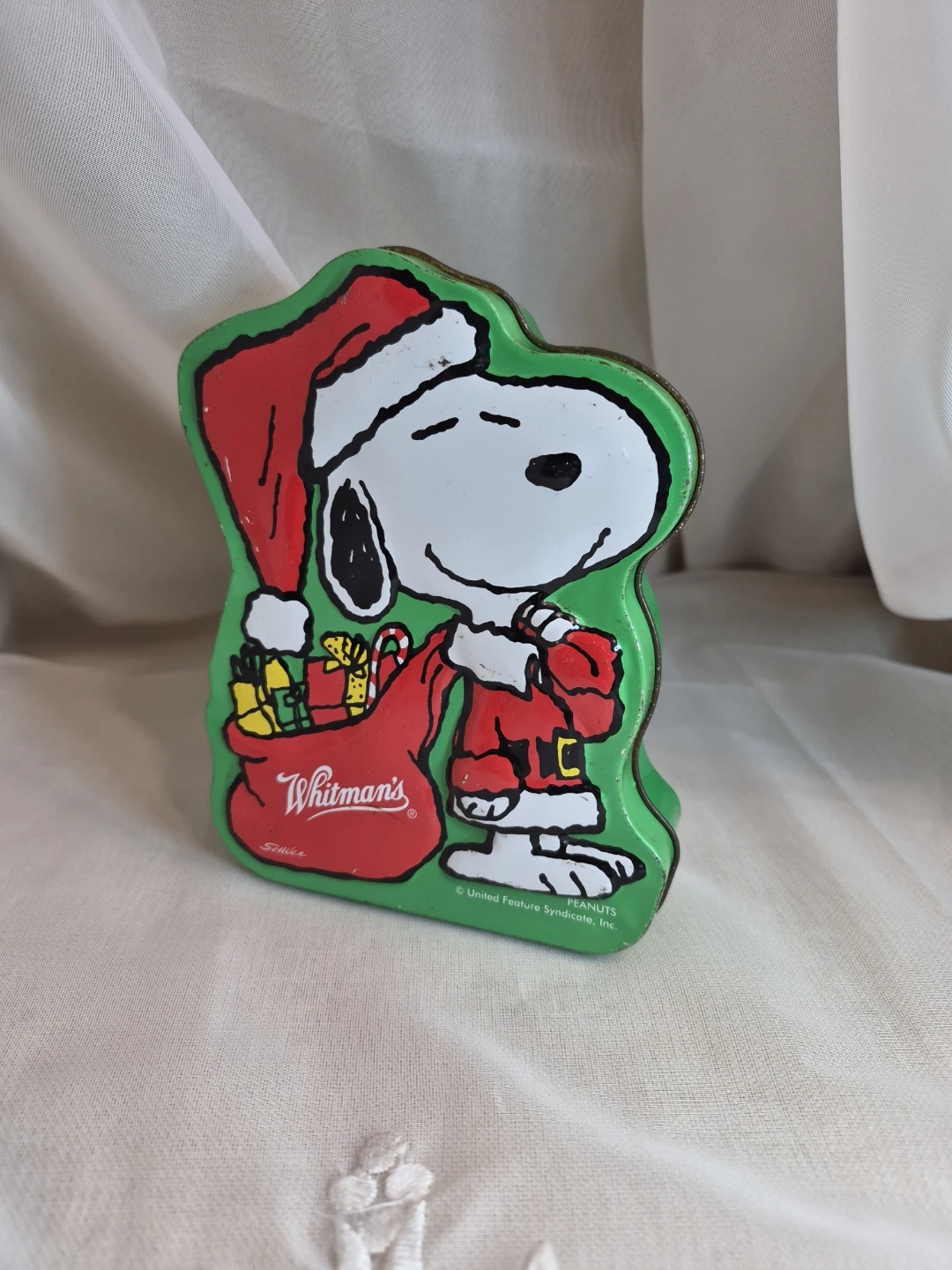 So Cute Vintage 5 1/2" x 4" x 1 1/4"  Snoopy Whitman's 1998 Tin