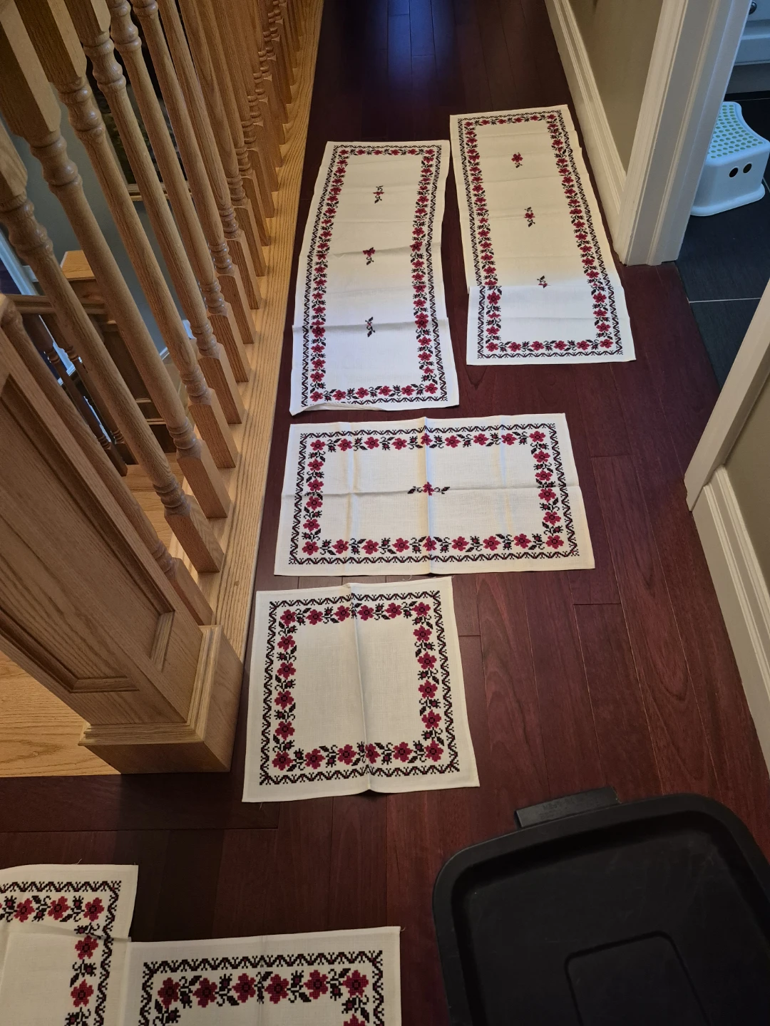 Set of 4 Embroidered Table Linens