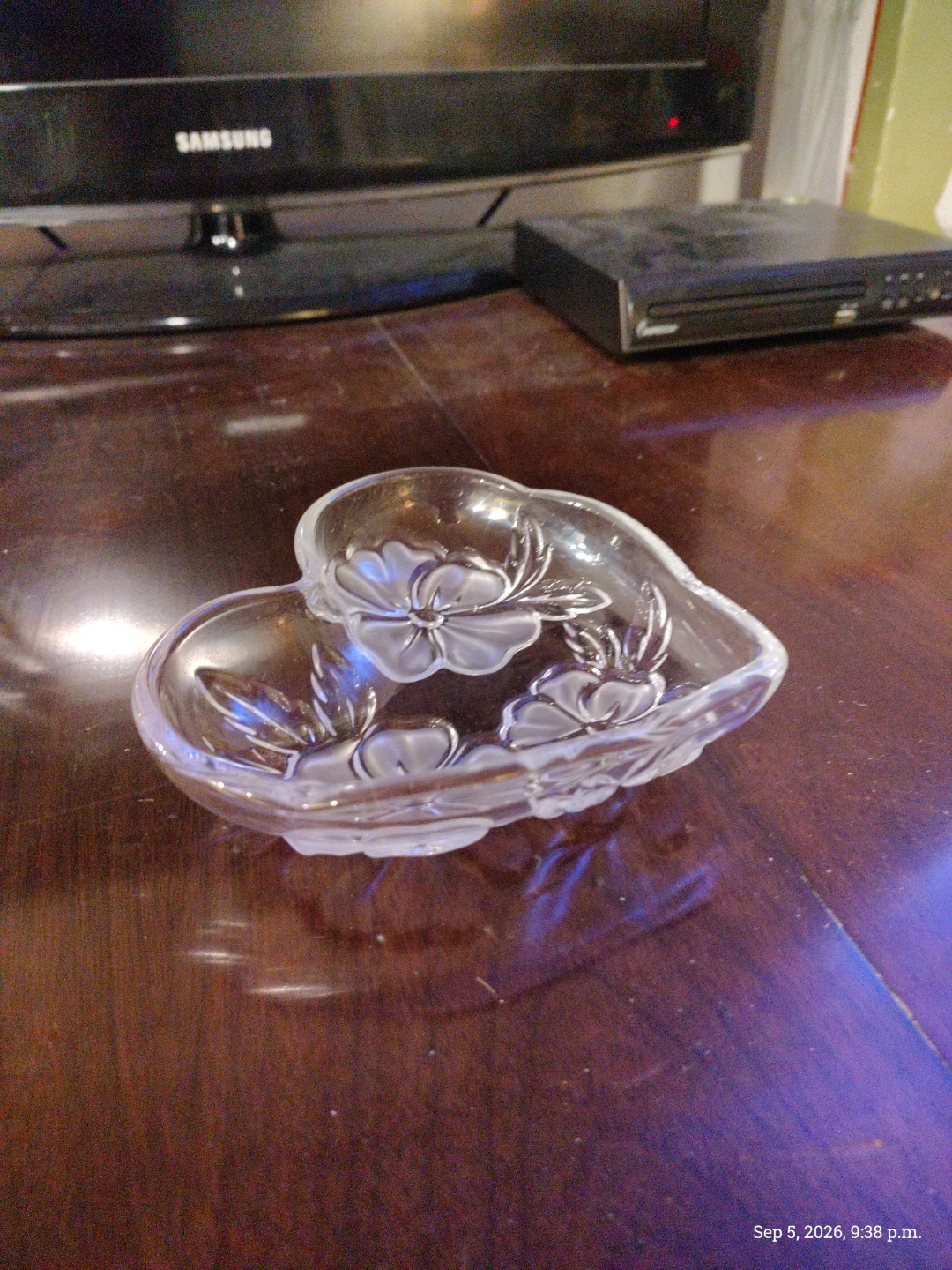 Heart-shaped crystal glass dish with floral design