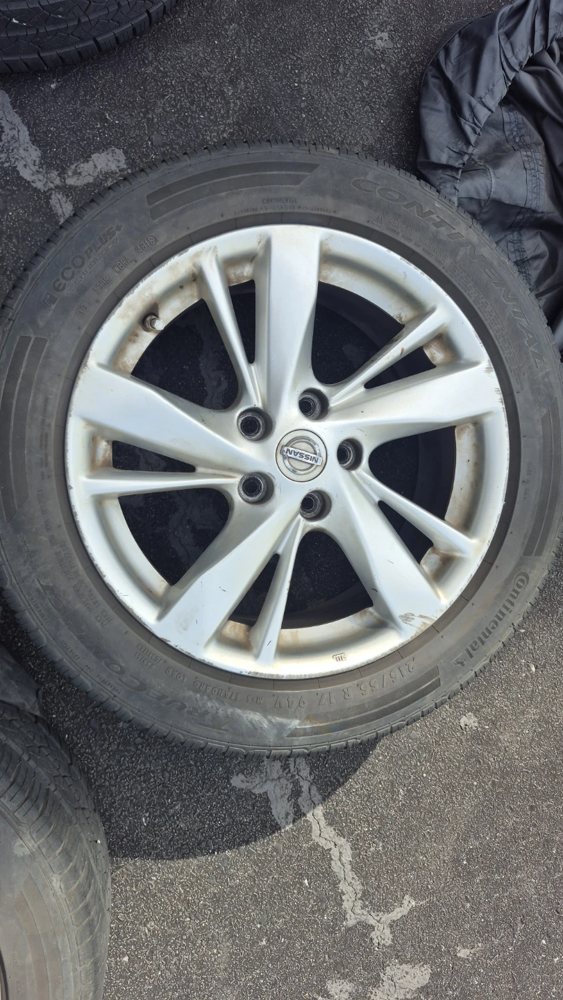 Set of 4 Nissan 17-inch OEM Wheels & Tires (with TPMS) - photo 2