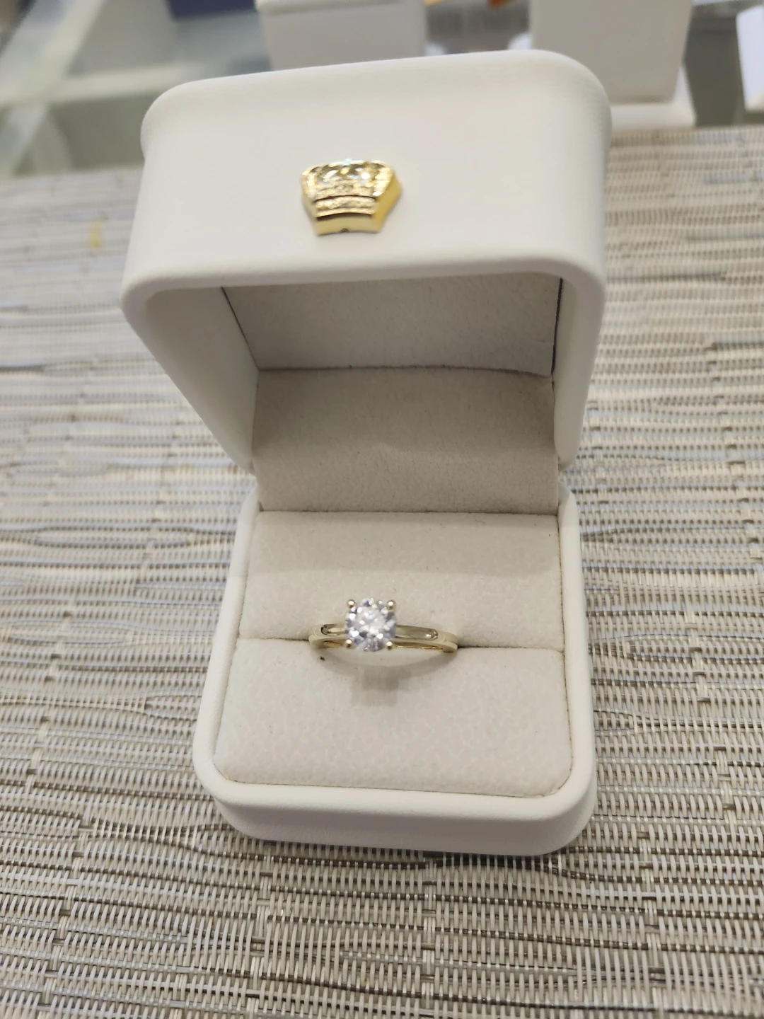 Solitaire Round Cut 1 Carat Moissanite Ring - photo 2