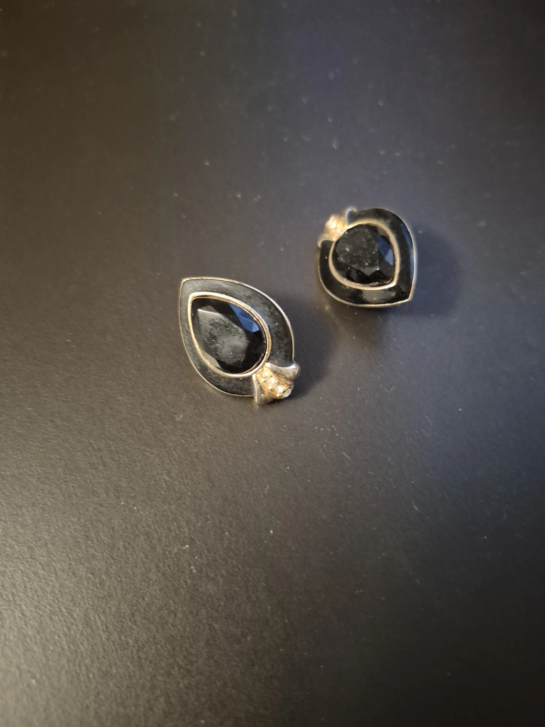Black and gold tone stud earrings🏈