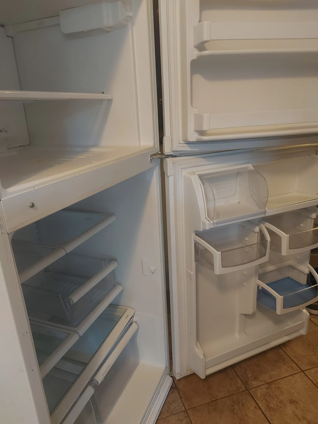 Whirlpool Top Freezer Refrigerator - photo 3