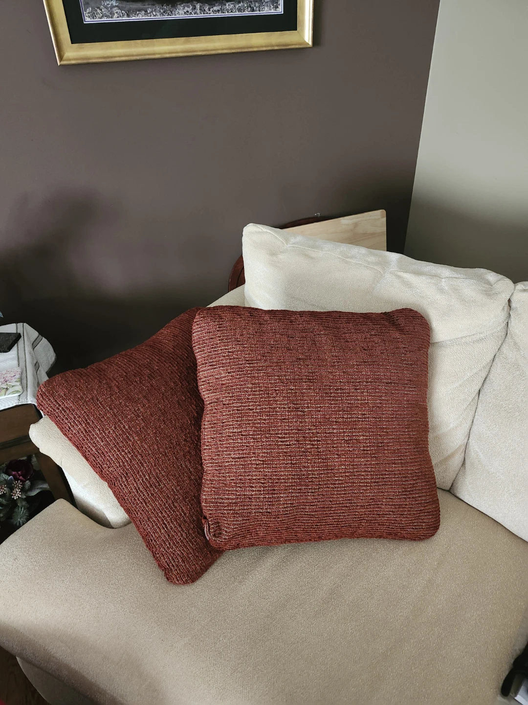 Cream Loveseat lazy boy like new. Red pollows inculed. - photo 4