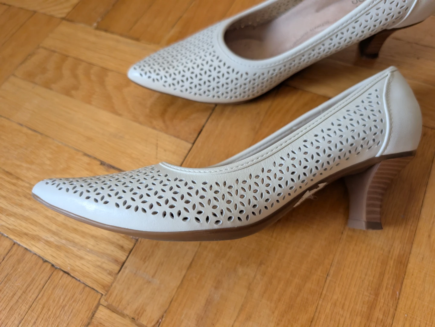 Clarks Collection White Laser-Cut Pumps - photo 2