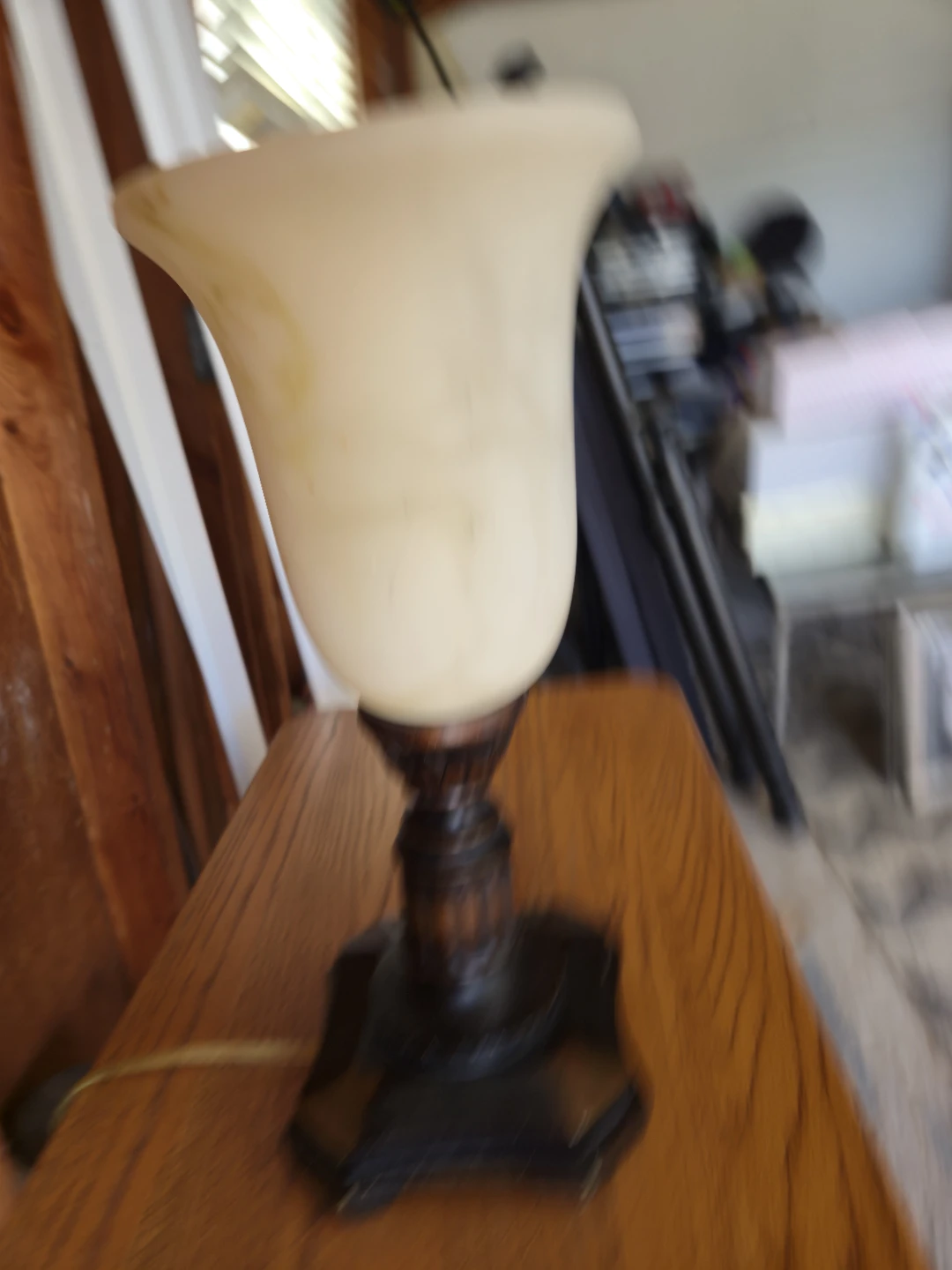 Traditional Table Lamp with Frosted Glass Shade - photo 5