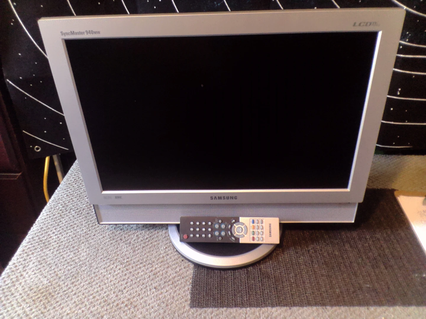 Samsung SyncMaster 940MW LCD Monitor - photo 2