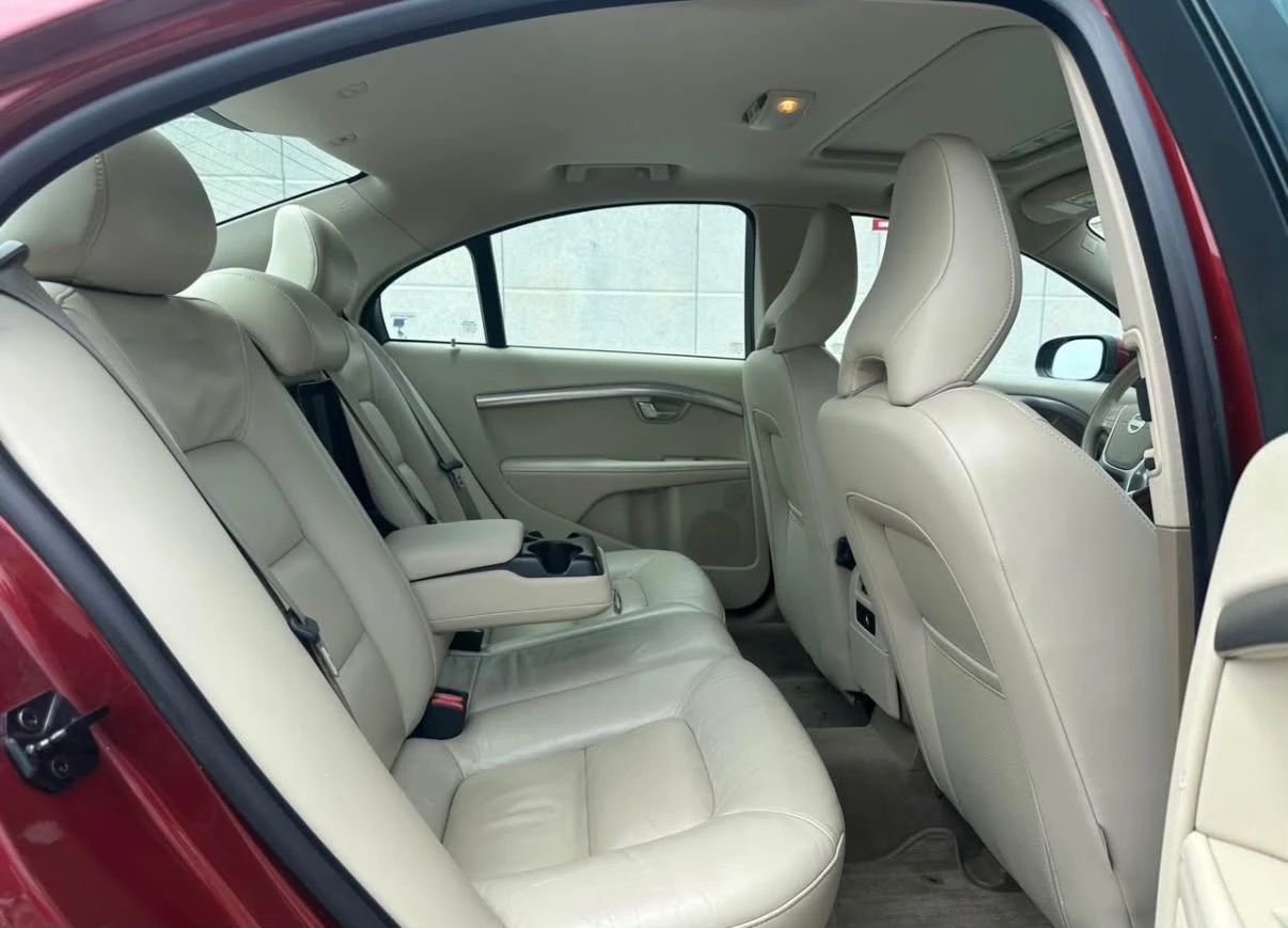 Red Volvo Sedan - photo 5