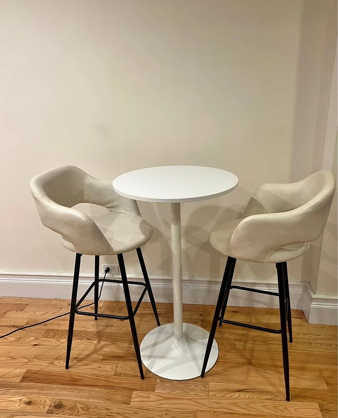 Set of 2 baar chairs with high table