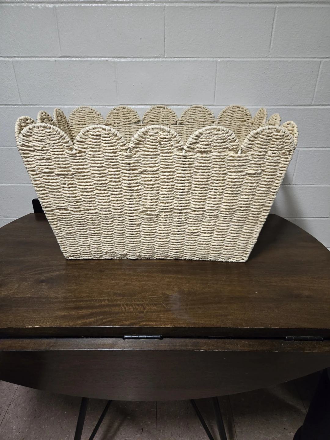 Scalloped edge woven storage basket