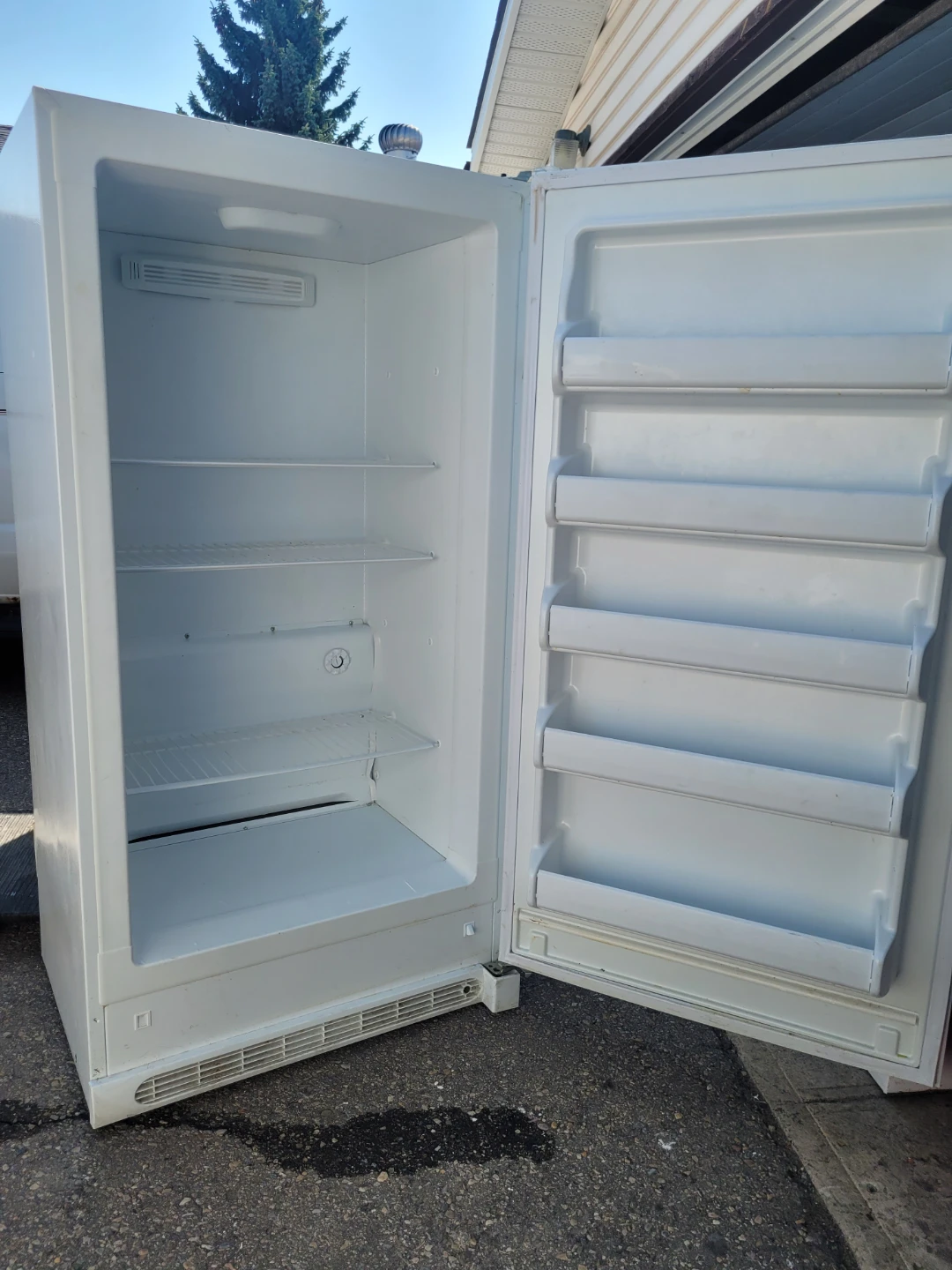 Beautiful Large Frigidaire Freezer - photo 3