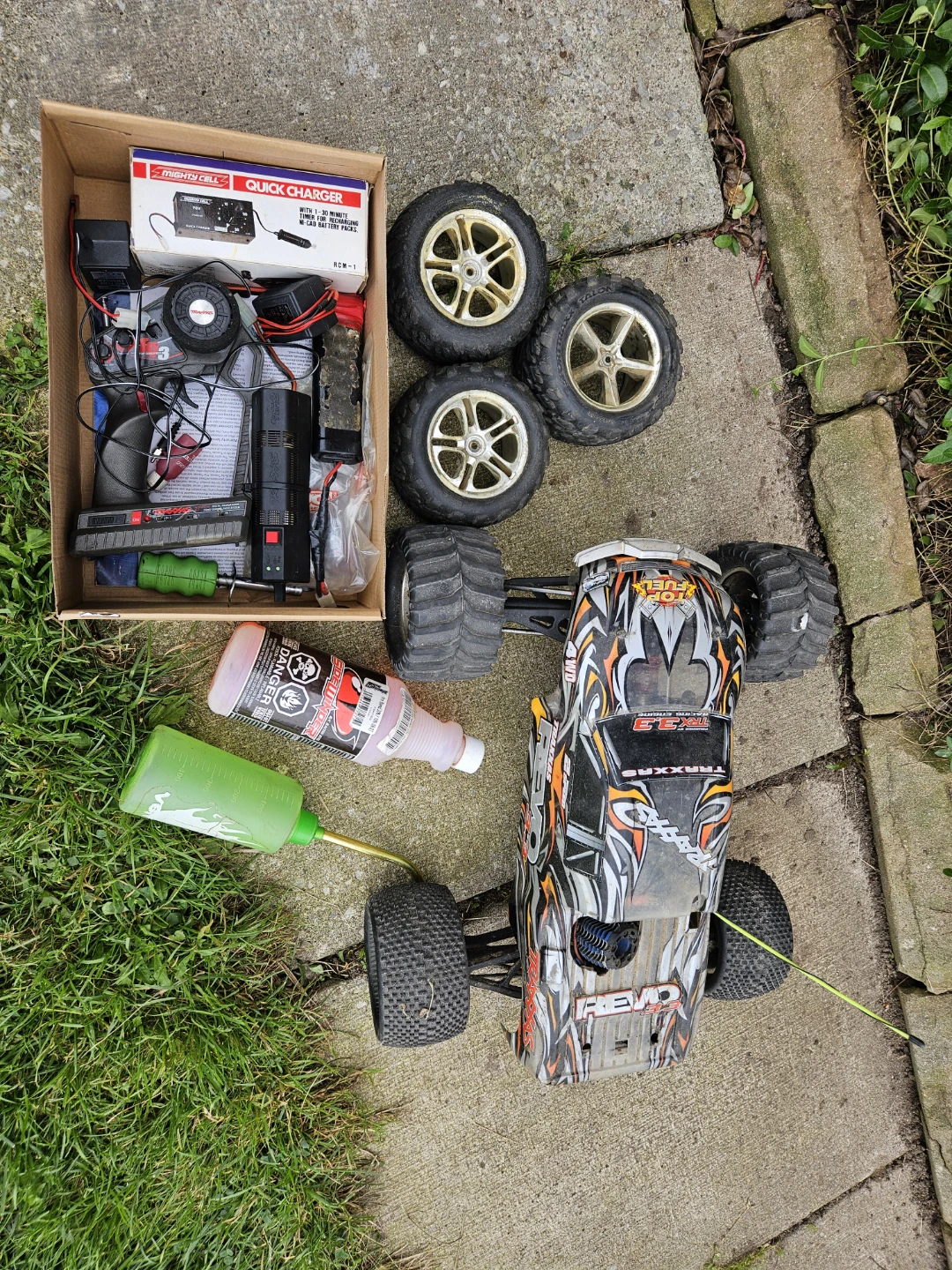 Traxxas Revo 3.3 RC Monster Truck Bundle - photo 3
