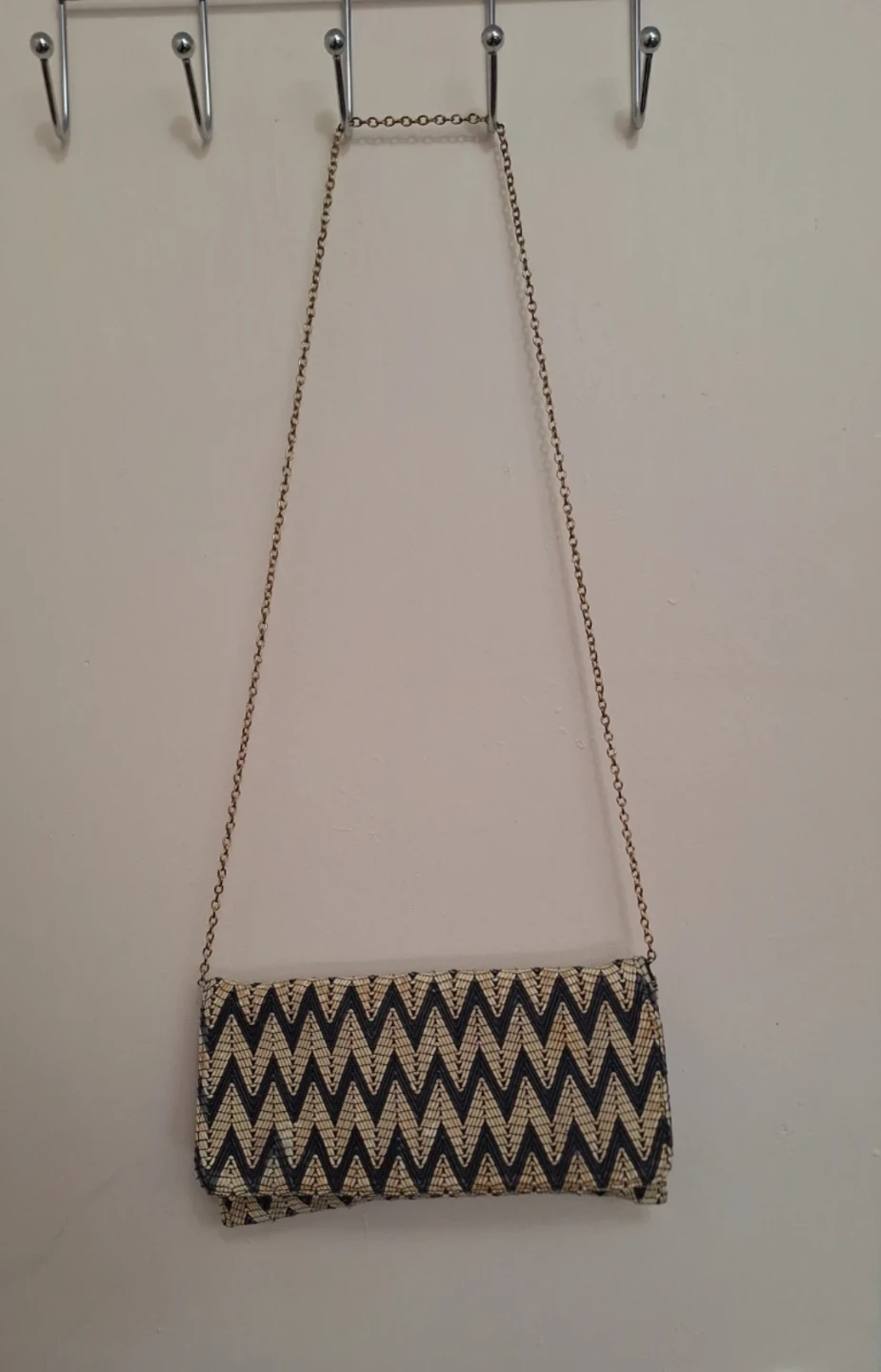 Chevron pattern straw-style crossbody bag