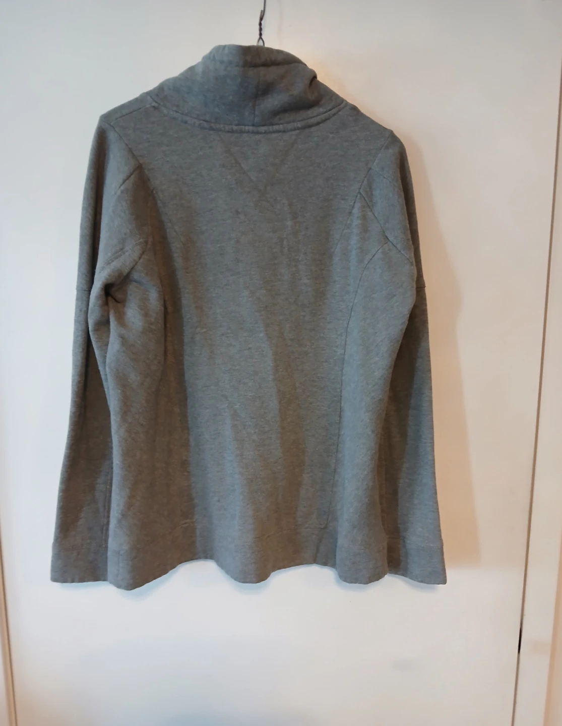 Tommy Hilfiger Grey Cowl Neck Sweatshirt. Location ⬇️ - photo 2