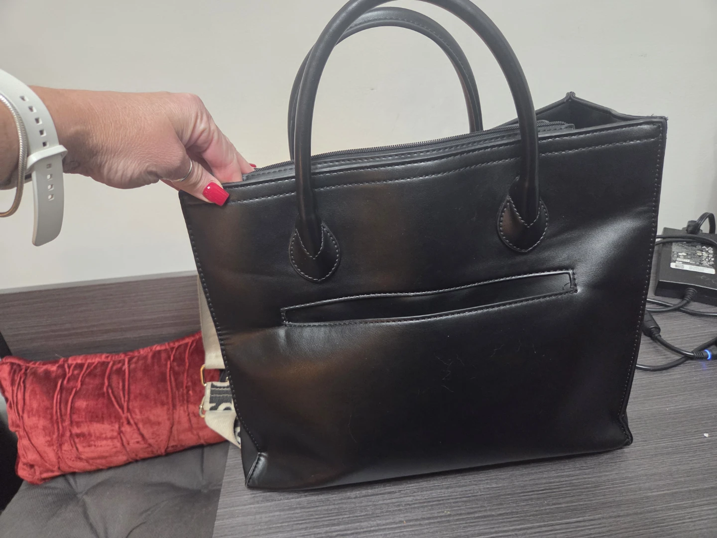 GUESS Black Tote Bag with Detachable Strap - photo 3