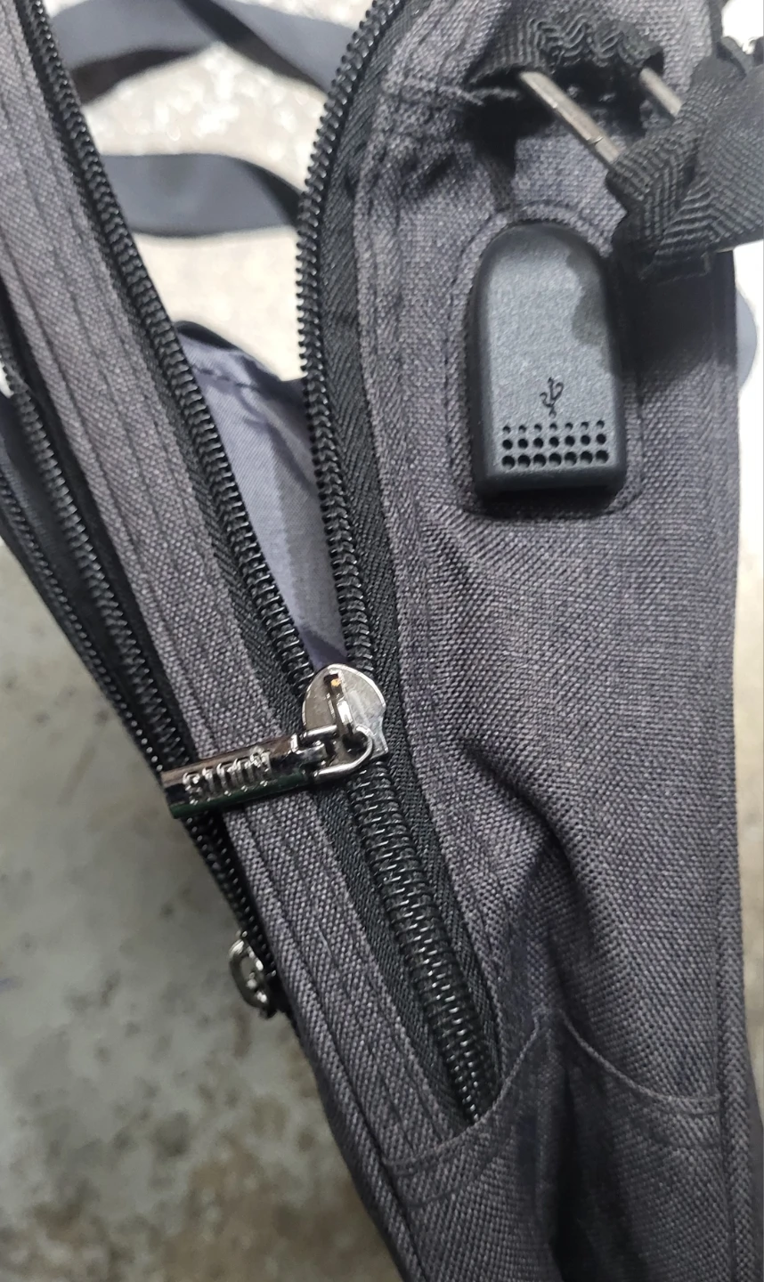 Roots Laptop Messenger Bag w/ USB cable - photo 4
