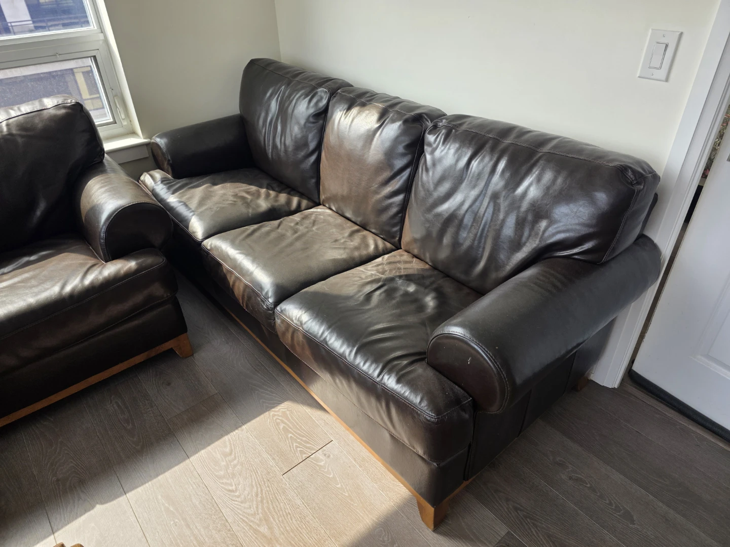 Genuine Leather Sofa Set – 3 Seater + Loveseat – Good Condition - photo 4