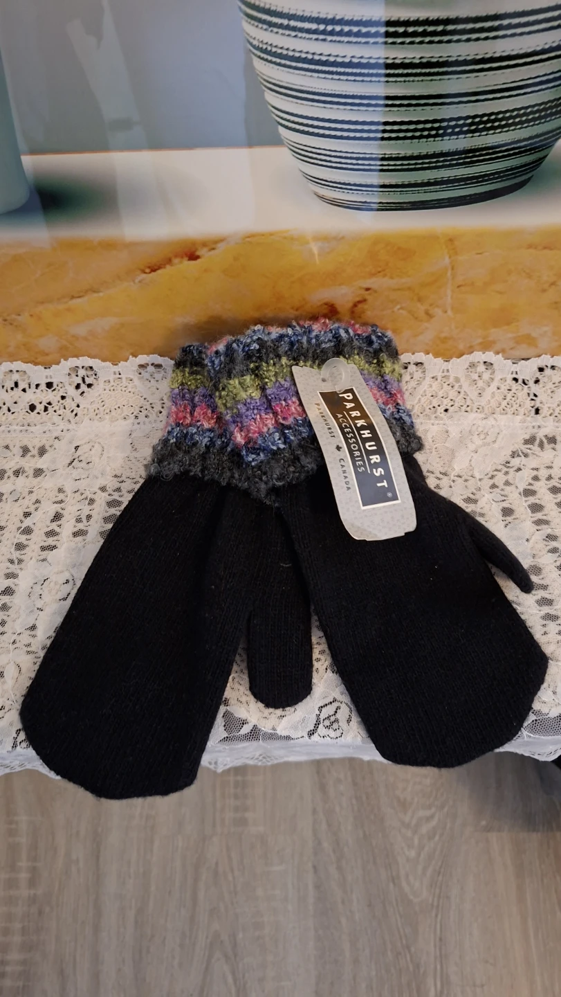 Parkhurst black mittens with patterned cuff