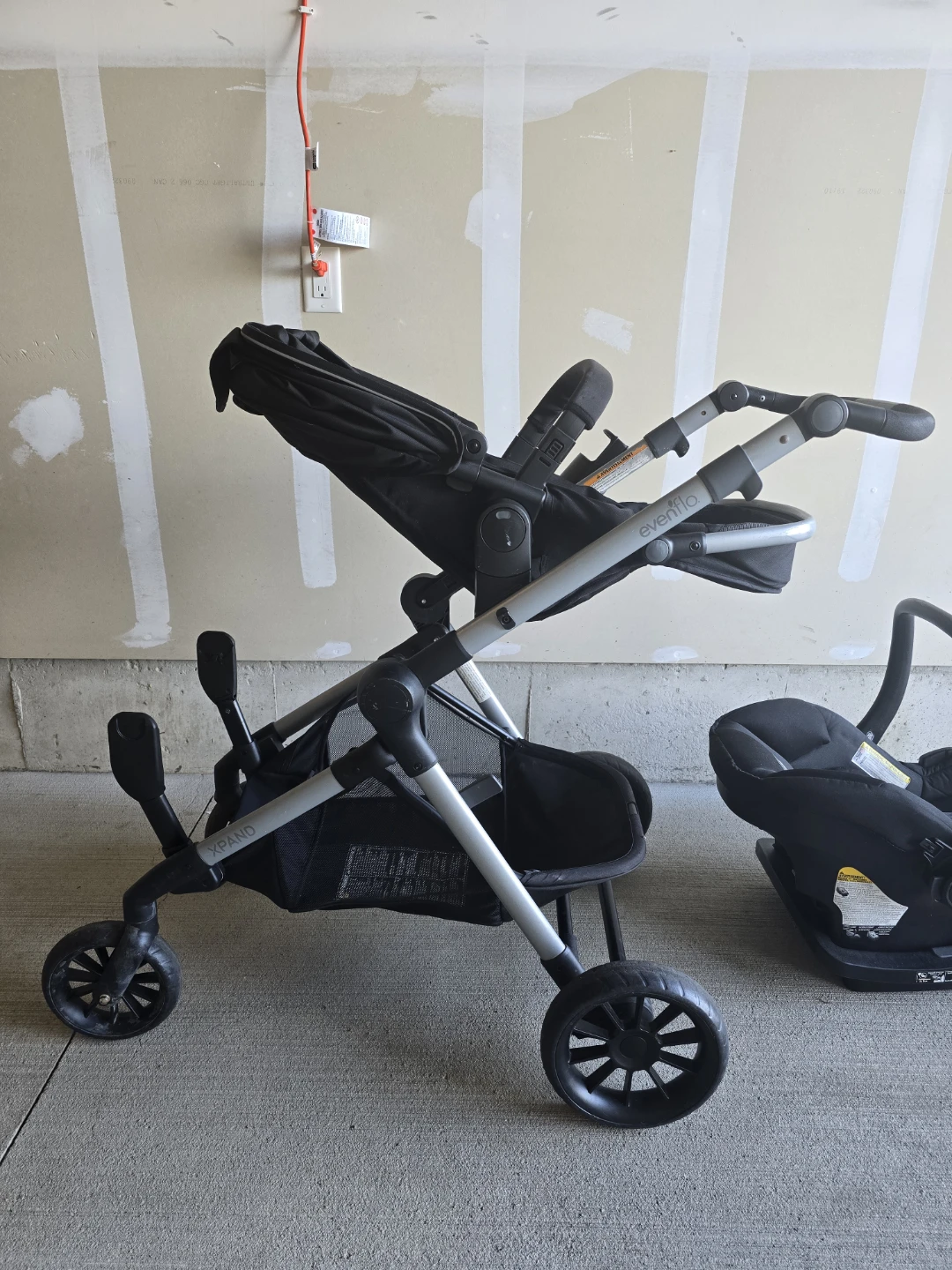 Evenflo Pivot Xpand Stroller and Car Seat and Base - photo 3