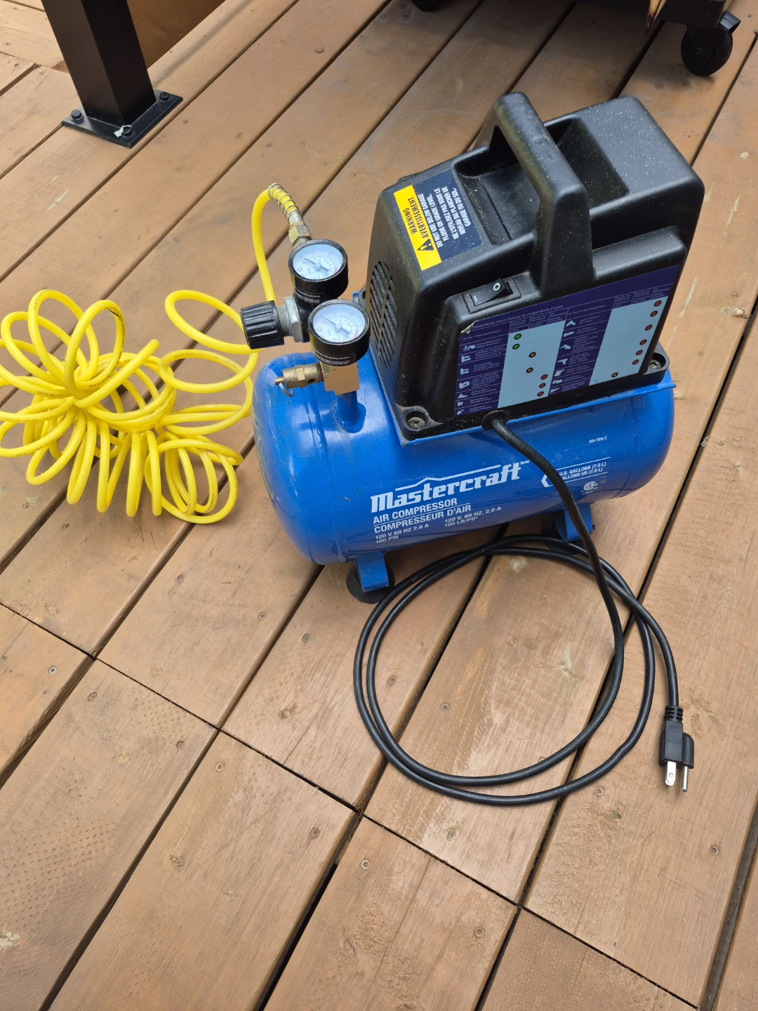 Mastercraft 2 Gallon air compressor with hose.