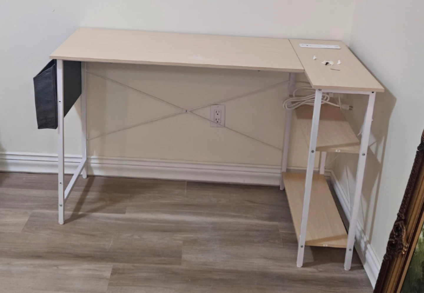 High-quality L-shaped desk (47")