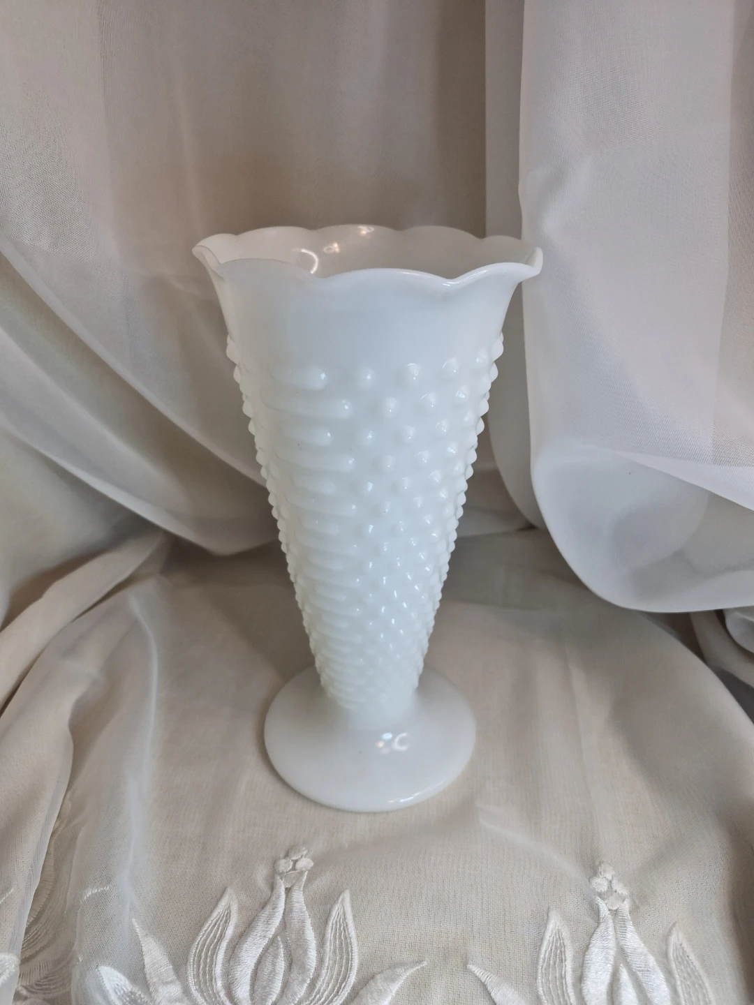 Beautiful Vintage Anchor Hocking White Milk Glass Vase - photo 3