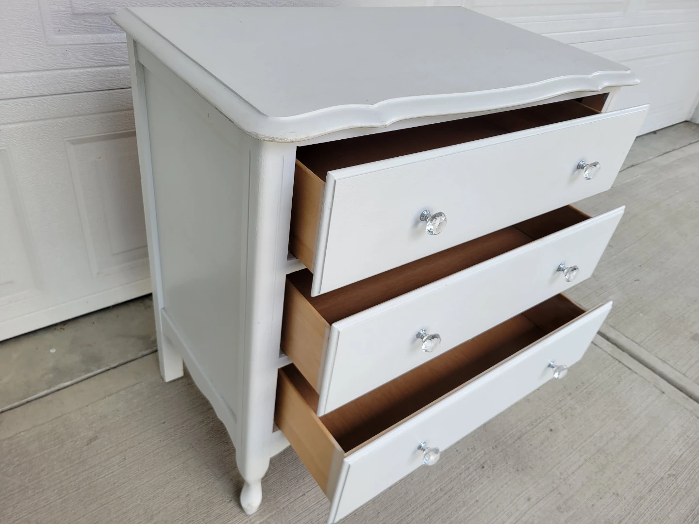 Beautiful ​White French Provincial Dresser / Accent Table - photo 4
