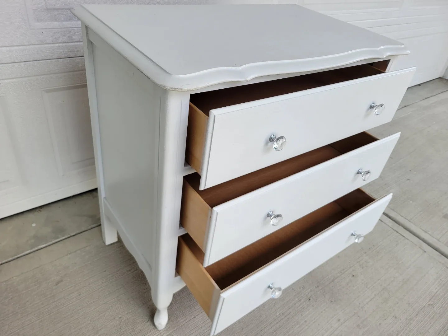 Beautiful ​White French Provincial Dresser / Accent Table - photo 4
