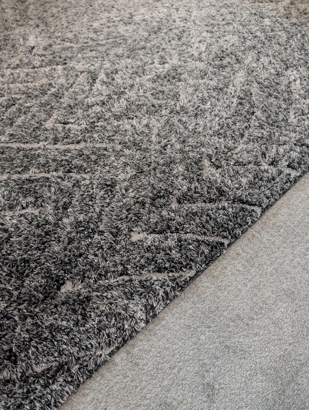 Black and white shaggy area rug - photo 2
