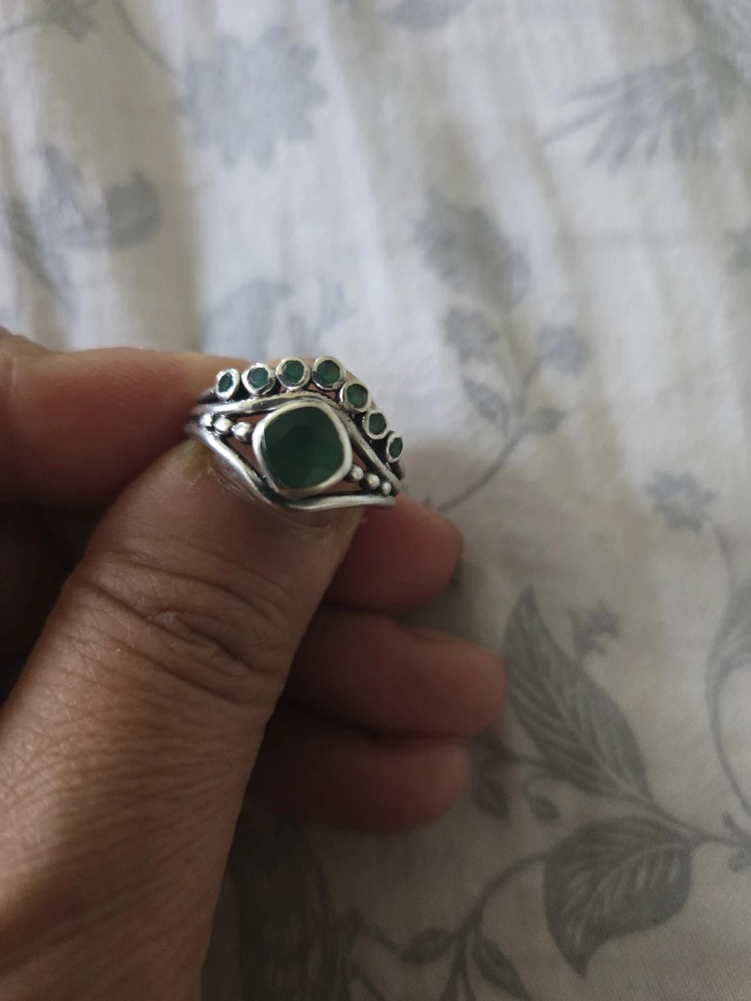 Silver 925 ring with natural emerald stones