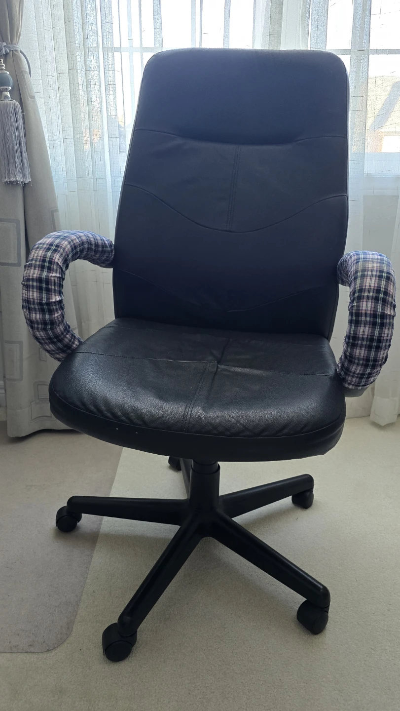 FREE FREE Black Office Chair with Plaid Arm Covers - photo 3