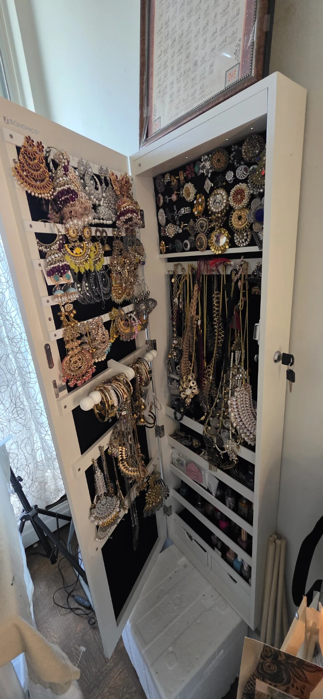 SONGMICS Locking Jewelry Cabinet Mirror